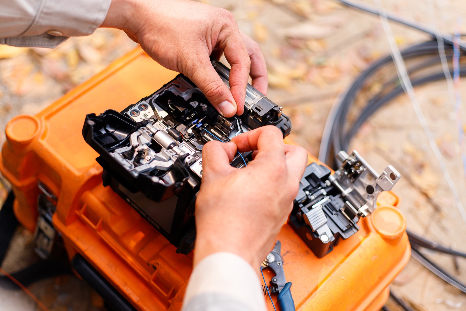 Close up of a fiber technician performing a fusion splice.